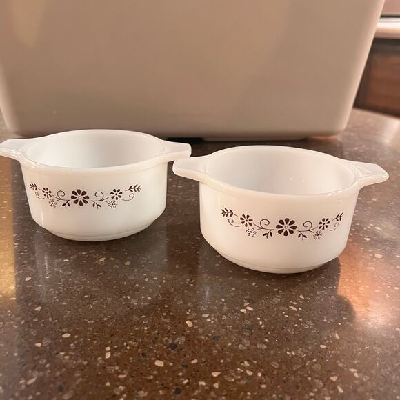 Dynaware Pyr-O-Rey Pyrex Milk Glass Brown Daisy Casserole Bowl Dish X 2 Vintage - Picture 1 of 5